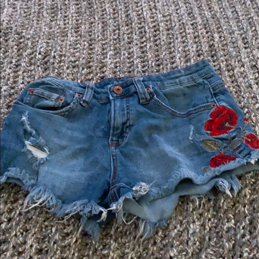 Blue shorts with roses embroidered